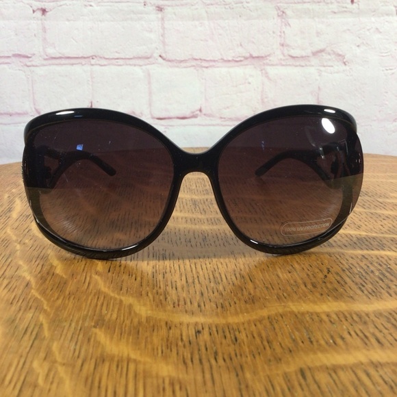 Black and Silver Accent Frame Oversized Sunglasses - Picture 3 of 5